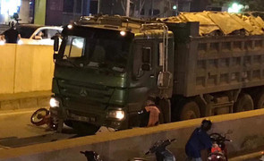 Xe tải cán chết lái xe máy ở hầm Kim Liên, Hà Nội
