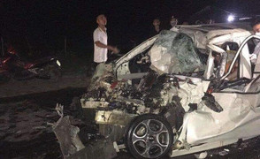 Ô tô 4 chỗ đối đầu xe tải, tài xế thiệt mạng