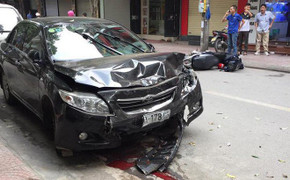 Ô tô 'điên' tông liên hoàn trên phố Hà Nội, 2 mẹ con đi xe máy bị thương nặng
