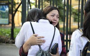 Phụ huynh có con thi vào lớp 10: Con chạy vào ôm mẹ ngủ, nhưng mẹ vội nhắc 'con không học à?'