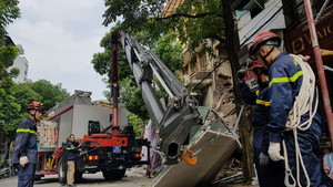 Sập nhà 2 tầng trên phố Hàng Bông, Hà Nội: Giải cứu một người bị mắc kẹt