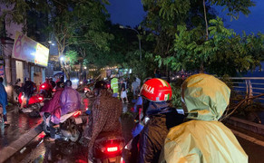 Mưa do ảnh hưởng của bão số 2, cây xanh đổ trúng 2 phụ nữ ở Hà Nội