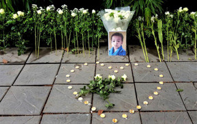 Xếp nến, đặt hoa trắng tưởng niệm bé lớp 1 trước cổng trường Gateway