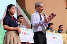 Ảnh: Lễ khai giảng đặc biệt mang tên Nguyệt Linh - học sinh kêu gọi không thả bóng bay