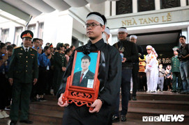 Giây phút nghẹn ngào đưa tiễn linh cữu Thứ trưởng Bộ GD&ĐT Lê Hải An