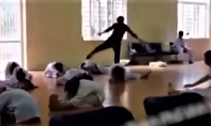 Đấm, đá liên tiếp vào lưng và gáy nhiều học trò, thầy giáo bị phạt 2,5 triệu đồng