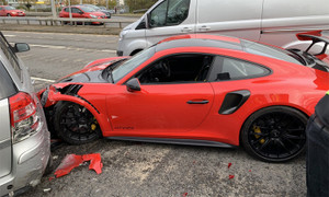 Vừa ra khỏi đại lý, xe Porsche lái thử bị toác đầu