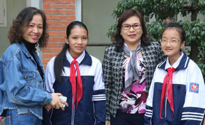 Nhặt được ví có 20 triệu đồng, hai nữ sinh bàn giao cho công an