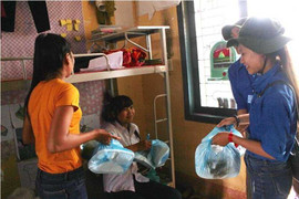 Mang cơm miễn phí đến ký túc xá phục vụ sĩ tử Gia Lai