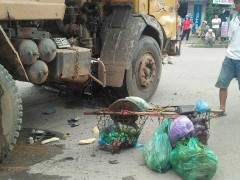 Người phụ nữ bán hàng rong bị xe tải tông chết thương tâm