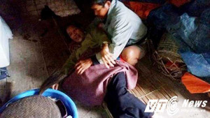 Rớt nước mắt cảnh cụ ông ngồi trên nóc nhà ôm cụ bà đau ốm canh lũ