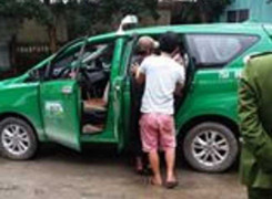 Kẻ nghi ngáo đá xông vào trụ sở rượt đuổi công an phường