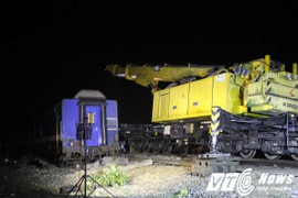 Trắng đêm cưa, cẩu toa tàu khỏi hiện trường tai nạn ở Huế