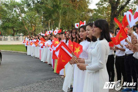 Hàng nghìn học sinh Huế đón Nhà vua và Hoàng hậu Nhật Bản