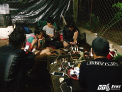 'Soái ca' vùng lũ ở Huế phát điện máy nổ cho cả xóm sạc điện thoại