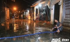 Ảnh: Dân Hội An trắng đêm dọn dẹp khi lũ rút