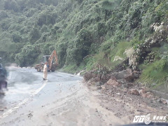 Liên tiếp sạt lở trên đèo Hải Vân, giao thông tê liệt suốt nhiều giờ