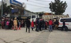 Dùng xe máy chở gạo đi bán, người phụ nữ bị xe tải cuốn vào gầm chết thương tâm