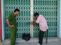 Công an phá khoá cứu gia đình bị côn đồ nhốt trong nhà