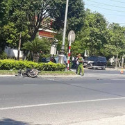 Cố vượt xe cùng chiều, nam thanh niên tông thẳng vào ô tô chết tại chỗ