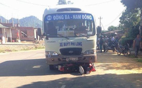 Va chạm với xe buýt, xe máy bị cuốn vào gầm, 4 người trong gia đình thương vong