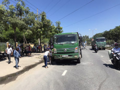 Theo ông bà ngoại đi khám, bé gái 5 tuổi bị xe ben cán chết thương tâm