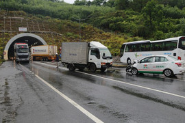 Tai nạn liên hoàn trước cửa hầm, 3 người bị thương