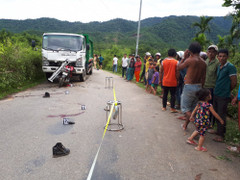 Xe máy găm chặt vào đầu xe tải chở rác, 2 người trọng thương