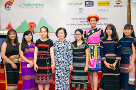 Hoa hậu H'Hen Niê hoá thân thành cô gái H'Mông xinh đẹp rạng rỡ