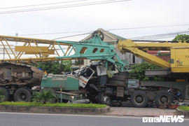 Hai xe đầu kéo của doanh nghiệp từng chở 3 cây đa khổng lồ đâm nhau trên quốc lộ