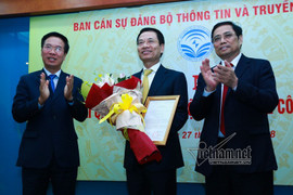 Trao quyết định phân công ông Nguyễn Mạnh Hùng làm quyền Bộ trưởng TT&TT