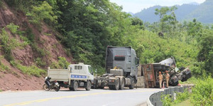 Container tông vào vách núi rồi lật nghiêng, lái xe mắc kẹt trong cabin