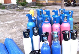 Bắt giữ xe tải chở hàng chục bình khí gây cười không rõ nguồn gốc