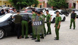 Côn đồ lao ô tô vào trụ sở công an, cầm dao doạ tấn công chiến sĩ