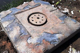 Đào móng làm cầu, công nhân phát hiện vật lạ nghi cổ vật văn hoá Chăm Pa