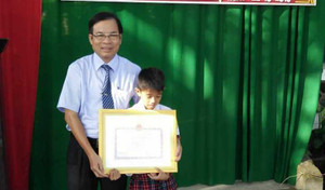 Biểu dương học sinh lớp 4 liều mình lao xuống sông cứu 3 bạn cùng lớp đuối nước