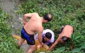 Đi đám cưới, Trung tá công an nhảy xuống sông cứu cô gái tự tử