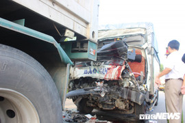 Xe tải tông container trên quốc lộ 1A: Phá cabin đưa thi thể lái xe, phụ xe mắc kẹt ra ngoài