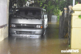 Lũ kéo về giật đổ tường, Đông Hà, Quảng Trị chìm trong biển nước