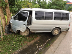 Xe khách chở gỗ lậu điên cuồng tông móp xe kiểm lâm khi bị truy đuổi