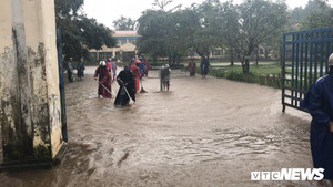 Mưa lũ suốt 1 tuần, hơn 8.000 học sinh ở Huế chưa thể đến trường