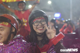 Hàng vạn người hâm mộ Huế đội mưa thâu đêm mừng tuyển Việt Nam vô địch AFF Cup