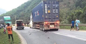 Xe máy chở 3 người tông container, 2 người chết tại chỗ