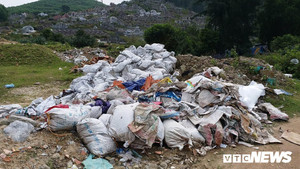 Thành phố Huế bị 'bao vây' trong rác thải ngày 30 Tết