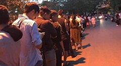 Hàng nghìn người xếp hàng từ 3h sáng, vẫn không tiêm được vắc xin 6 trong 1 cho con