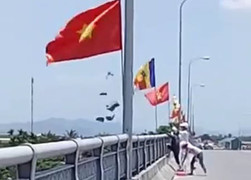 Truy tìm nhóm người rải lượng lớn vàng mã xuống sông Hương