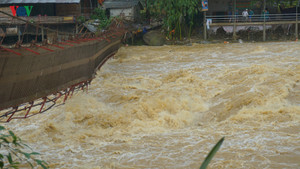 Ảnh: Lũ ống ầm ầm kéo về lúc nửa đêm, người dân Sa Pa hốt hoảng chạy thoát thân