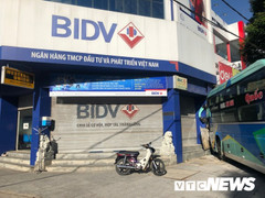 Xe khách chạy ẩu tông người đi xe máy rồi lao vào ngân hàng ở Huế