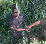 Khống chế kẻ nghi ngáo đá cầm dao la hét, tự cứa vào cổ