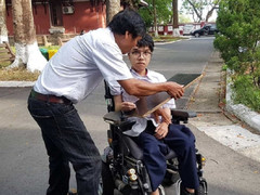 Thí sinh 12 năm 'ngồi trên lưng cha' đi học đạt 10 điểm tiếng Anh THPT Quốc gia 2019